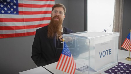 Téléchargez les photos : Homme barbu en costume supervise le processus de vote aux élections américaines avec urne et drapeaux - en image libre de droit
