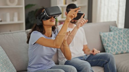 Téléchargez les photos : Beau couple immergé dans l'amour & jeu, en utilisant gadget de jeu vidéo pour l'expérience 3d vr à la maison - en image libre de droit