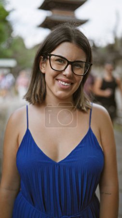 Téléchargez les photos : Souriant belle femme hispanique dans des lunettes posant avec confiance au temple du parc ueno, rayonnant de joie et de succès - en image libre de droit