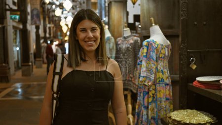 Junge erwachsene hispanische brünette Frau lächelt im traditionellen arabischen Souk madinat jumeirah, dubai