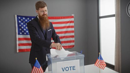 Homme barbu rousse en costume votant à une élection américaine avec des drapeaux américains en arrière-plan.