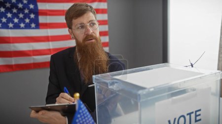 Bärtiger Mann mit Brille macht sich vor amerikanischem Wahllokal mit Flaggenhintergrund Notizen