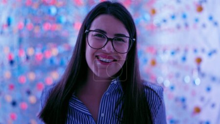 Téléchargez les photos : Jeune belle femme hispanique visitant l'espace d'exposition futuriste - en image libre de droit