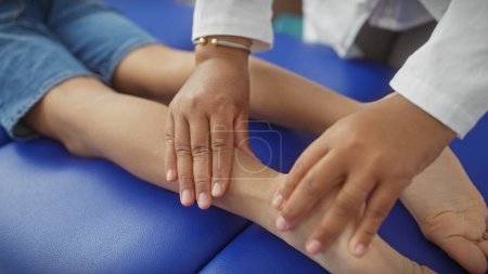 Téléchargez les photos : Une thérapeute traite un enfant patient dans une salle de physiothérapie. - en image libre de droit