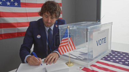 Hombre guapo votando en elecciones americanas en interiores con bandera de EE.UU.