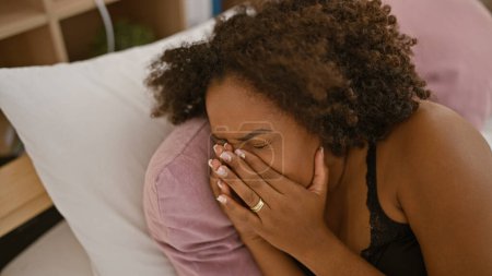 Téléchargez les photos : Femme afro-américaine se sentant triste ou en détresse à la maison - en image libre de droit