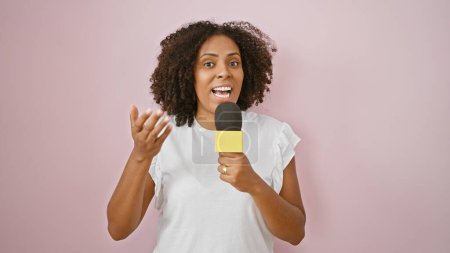 Mujer negra con micrófono sobre fondo rosa