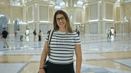 Foto de Mujer sonriente con gafas tours lujoso qasr al watan palacio en abu dhabi, uae - Imagen libre de derechos