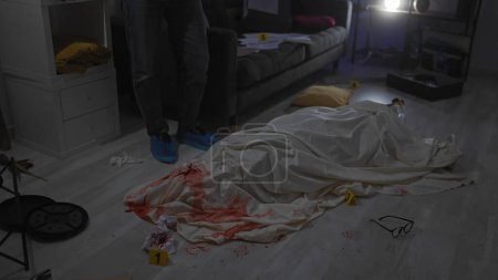 Foto de Hombre de mediana edad investiga una escena de crimen ensangrentada con cuerpo, evidencia, y el interior del hogar. - Imagen libre de derechos
