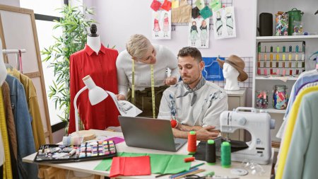 Deux tailleurs, un homme et une femme, collaborent dans une boutique de tailleurs vibrante remplie de tissus colorés et d'un mannequin.
