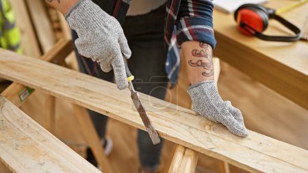 Foto de Carpintero de mujer de mediana edad y pelo gris lijando apasionadamente tablón de madera en su taller de carpintería profesional - Imagen libre de derechos
