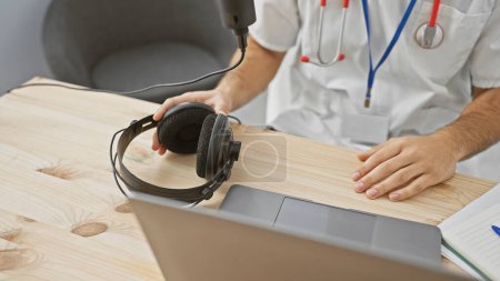 Un trabajador sanitario profesional con un estetoscopio en una bata blanca que participa en un podcast en un estudio.