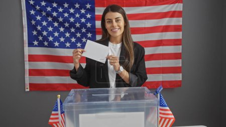 Lächelnde hispanische Frau bei der Stimmabgabe in Amerika, mit uns Flagge und Wahlurne