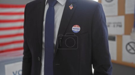 Foto de Hombre americano de traje con etiqueta de voto en el centro electoral con bandera - Imagen libre de derechos