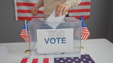 Bürger bei der Stimmabgabe in einem Wahllokal, im Hintergrund amerikanische Flaggen.