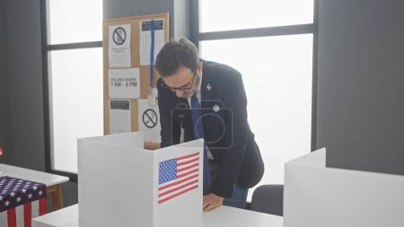 Foto de Hombre de mediana edad con barba votando en el colegio electoral americano - Imagen libre de derechos