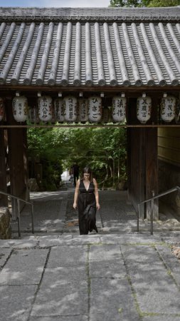 Téléchargez les photos : Belle jeune femme hispanique portant des lunettes marchant dans le temple de kodaiji à Kyoto - en image libre de droit