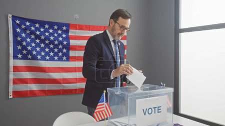 Téléchargez les photos : Homme d'âge moyen votant au collège électoral américain avec toile de fond drapeau. - en image libre de droit