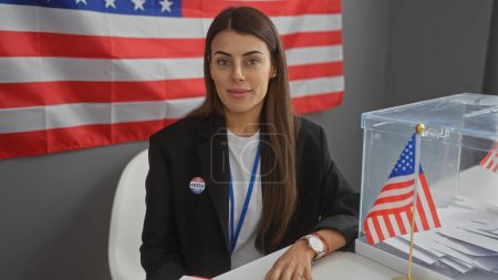 Foto de Mujer hispana voluntaria en la universidad electoral americana con bandera, boleta electoral y etiqueta de voto - Imagen libre de derechos