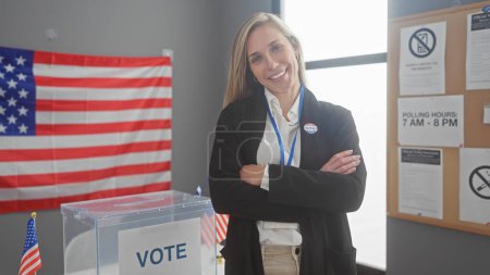 Une jeune femme caucasienne confiante sourit à un collège électoral américain, avec un drapeau américain en arrière-plan, symbolisant la démocratie et le vote.