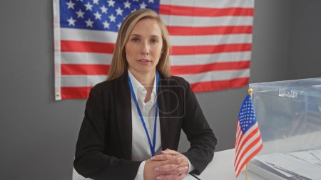 Porträt einer jungen blonden Frau im Haus mit amerikanischer Flagge, die das Ambiente eines Wahlkollegiums oder eines Wahlzentrums symbolisiert.