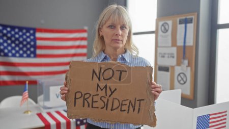 Kaukasische Frau protestiert mit Schild in amerikanischem Wahlzentrum,
