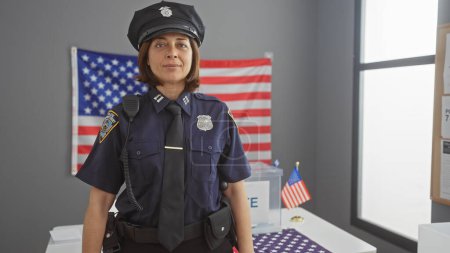 Téléchargez les photos : Une policière hispanique se tenant en confiance dans une pièce avec un drapeau américain et une urne, représentant la sécurité électorale. - en image libre de droit