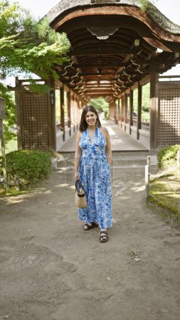 Schöne hispanische Frau, ein strahlendes Porträt von Glück und Zuversicht, lächelnd und freudig posierend beim traditionellen Heian Jingu in Kyoto, Japan, das unbeschwerten Spaß und Erfolg darstellt