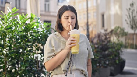 Foto de Joven mujer hispana hermosa bebiendo té de burbujas en las calles de Viena - Imagen libre de derechos