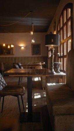 Interior de café de lujo cálidamente iluminado con elegantes muebles de madera y ambiente acogedor.