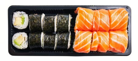 Téléchargez les photos : Un paquet de sushis japonais au saumon frais sashimi et maki rolls sur un plateau noir isolé sur blanc - en image libre de droit