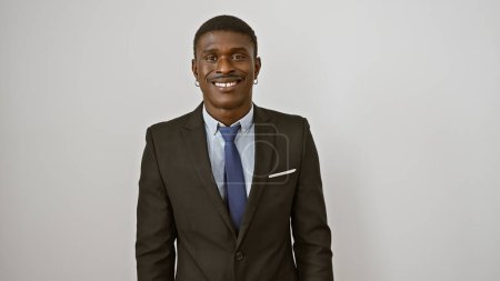 Téléchargez les photos : Bel homme d'affaires dans un costume souriant sur un fond blanc - en image libre de droit