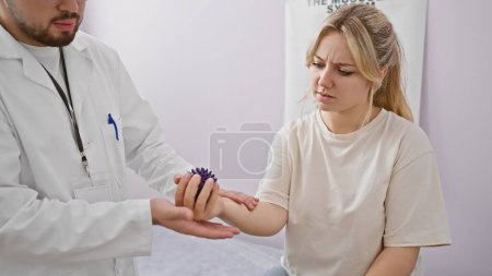 Un physiothérapeute masculin dans une clinique évalue le bras d'une patiente exprimant de l'inconfort.