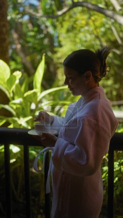 Téléchargez les photos : Femme hispanique apprécie le café sur une terrasse tropicale à Bali - en image libre de droit