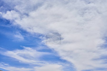 Foto de Un cielo azul sereno esparcido con nubes blancas que reflejan tranquilidad e inmensidad. - Imagen libre de derechos
