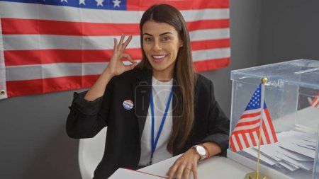 Mujer hispana dando señal de aprobación frente a bandera americana en el colegio electoral