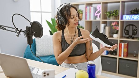 Frau testet Turnschuh während Podcast in modernem Radiostudio-Setup und zeigt Lifestyle-Kommentar.