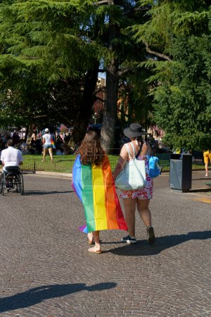 Téléchargez les photos : Vérone, Italie - 16 juillet 2022 : certains LGBTQ + marchent le long de la Piazza Bra pour rejoindre le groupe en attendant le défilé de la Gay Pride à Vérone, Vénétie, Italie. - en image libre de droit