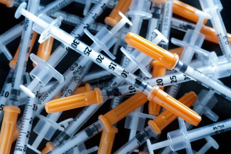 Foto de Pila de jeringas para inyecciones de insulina, material médico diabético - Imagen libre de derechos