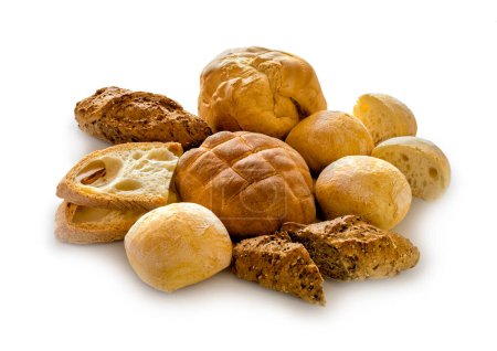 Foto de Diferentes tipos de pan, entero y rebanado, sobre un fondo blanco - Imagen libre de derechos