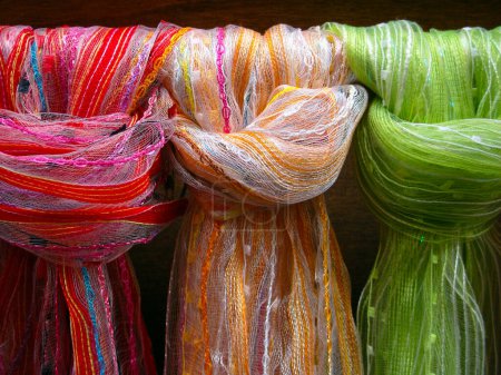 Foto de Tejidos de seda de varios colores envueltos para formar grandes nudos - Imagen libre de derechos