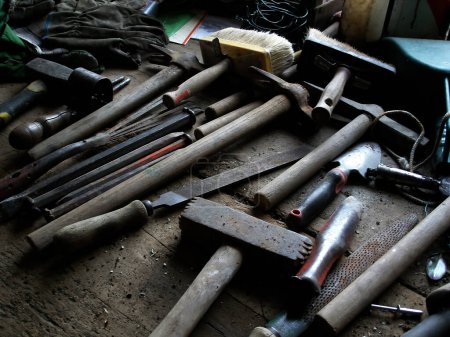 Foto de Mesa de trabajo llena de herramientas, incluyendo martillos, archivos, cepillos, etc.. - Imagen libre de derechos