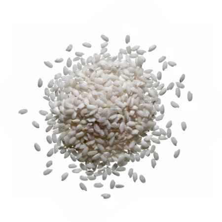 Foto de Granos de arroz blanco sin cocer que forman un pequeño montículo aislado sobre fondo blanco - Imagen libre de derechos