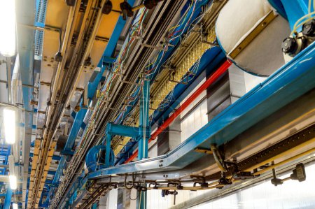 Foto de Interior de una industria química, detalle de la línea de tuberías y conductos para el sistema eléctrico - Imagen libre de derechos