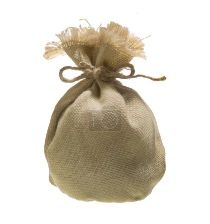 Foto de Pequeña bolsa de yute con cuerda de cáñamo, para representar un pequeño regalo pobre pero sincero - Imagen libre de derechos