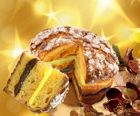 Foto de Panettone de Navidad, postre italiano tradicional, relleno de crema de chocolate y natillas - Imagen libre de derechos