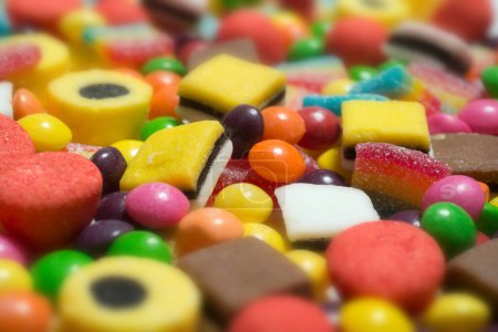 Téléchargez les photos : Bonbons colorés de différents types, formes et tailles, photo avec mise au point sélective - en image libre de droit