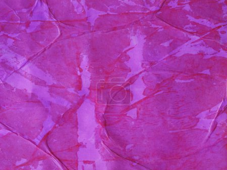 Foto de Fondo de papel violeta en bruto hecho a mano con pinturas y amoníaco - Imagen libre de derechos