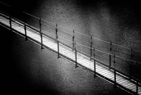 Foto de Llamado puente tibetano suspendido sobre un río, foto en blanco y negro - Imagen libre de derechos