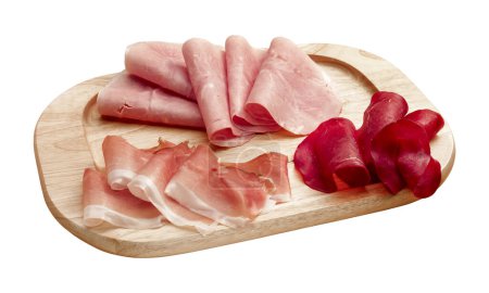 Foto de Bandeja de madera aislada en blanco con tres tipos de salami - Imagen libre de derechos